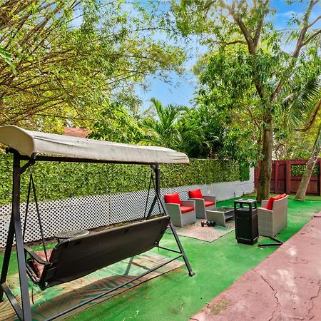 Crocodhouse Early Check In Eight Years Hosting Hostel Fort Lauderdale Exterior photo