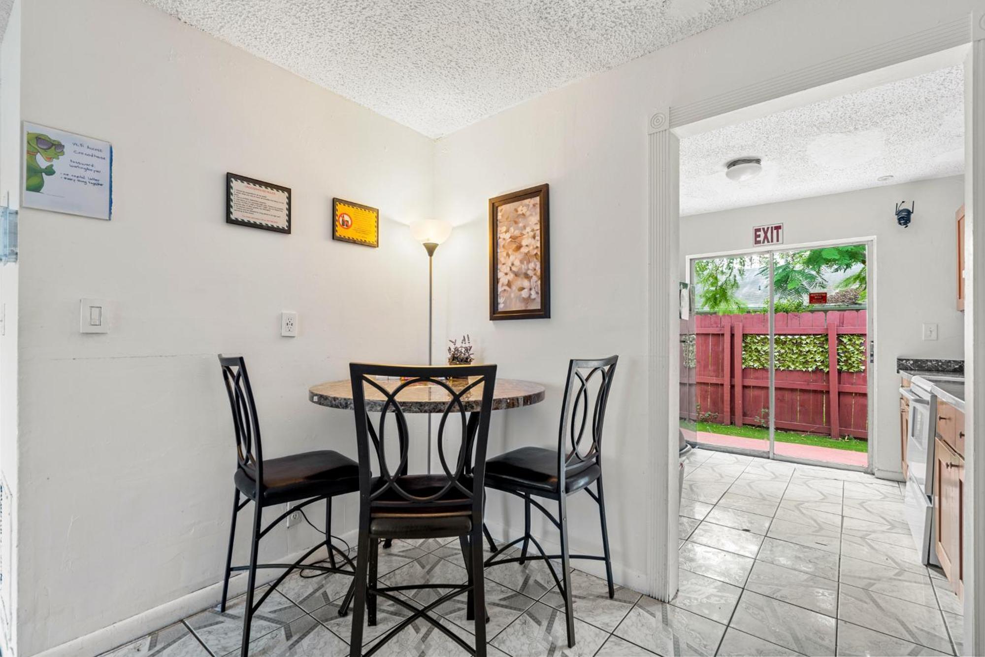 Crocodhouse Early Check In Eight Years Hosting Hostel Fort Lauderdale Exterior photo